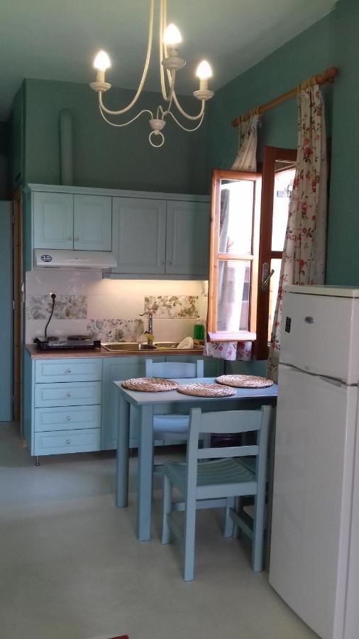 Iliolithos Rooms Kardhamili Exteriör bild