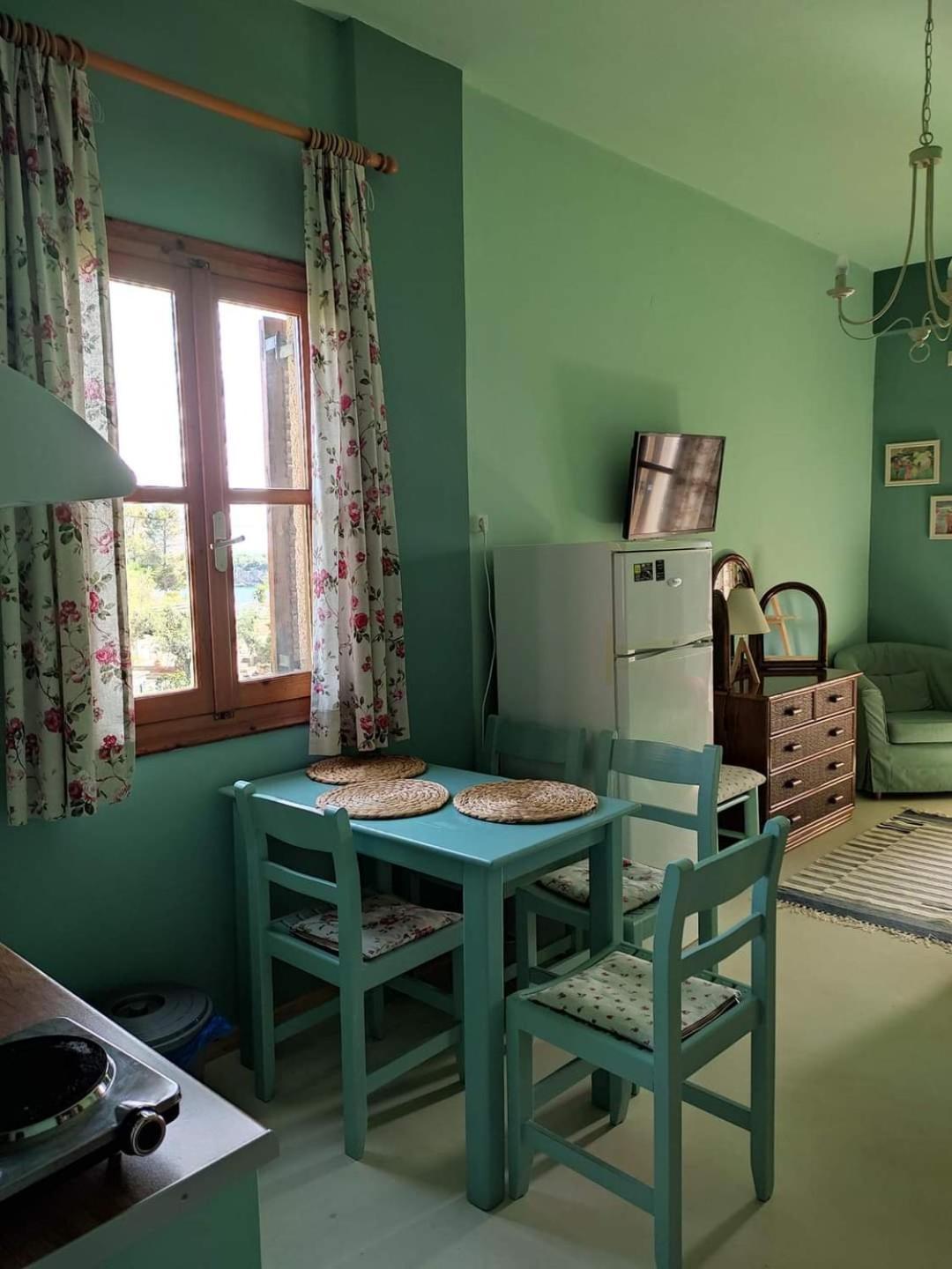 Iliolithos Rooms Kardhamili Exteriör bild