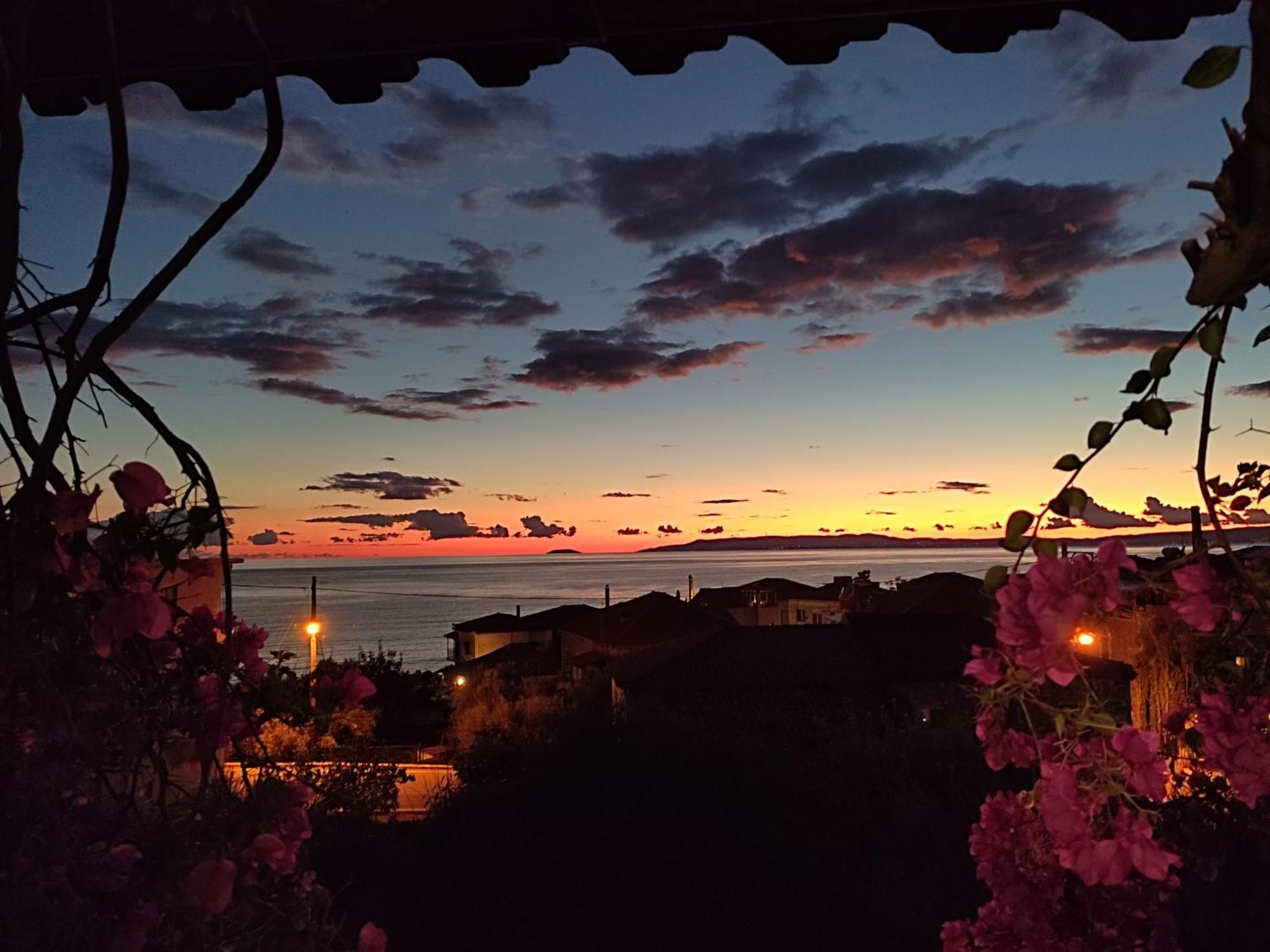 Iliolithos Rooms Kardhamili Exteriör bild